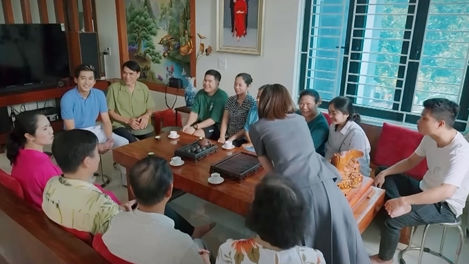 truc-tiep-nhung-neo-duong-gan-xa-tap-41-tren-vtv1-hom-nay-22-7-173625_26.jpg Cả làng đến xin bí quyết làm giàu từ Bảo. Ảnh CMH