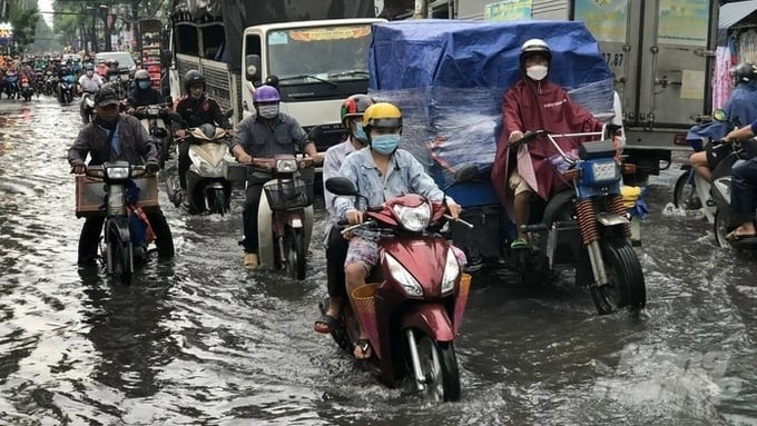 421c6791876a4934107b-1650101294307473170751-081847_325-081847.jpg Tình trạng ngập nước trên đường Quốc lộ 13, đoạn qua TP Thuận An. Ảnh: Trần Phi.