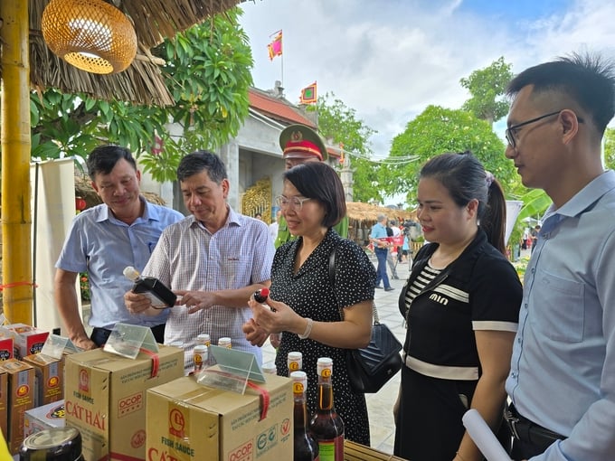 ket-noi-tieu-thu-nong-san-5-103503_563.jpg Bà Trần Thị Nghĩa – Chi cục trưởng Chi cục Quản lý chất lượng nông, lâm sản và thủy sản Hải Phòng giới thiệu với các đại biểu về sản phẩm nước mắm Cát Hải. Ảnh: Đinh Mười.