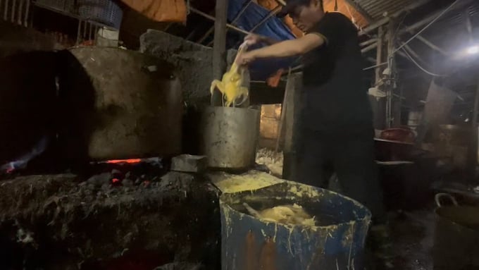 thu-y-lam-khong-duoc-thi-nen-bo-184537_867.jpg Các lò mổ vẫn sử dụng chất lỏng màu vàng đặc để phục vụ việc giết mổ, dù chẳng biết nó là gì và có độc hại hay không. Ảnh: Hùng Khang.
