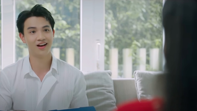 truc-tiep-nhung-neo-duong-gan-xa-tap-43-tren-vtv1-hom-nay-24-7-174113_925.jpg Dũng thuyết phục chị Diễm ký. Ảnh CMH
