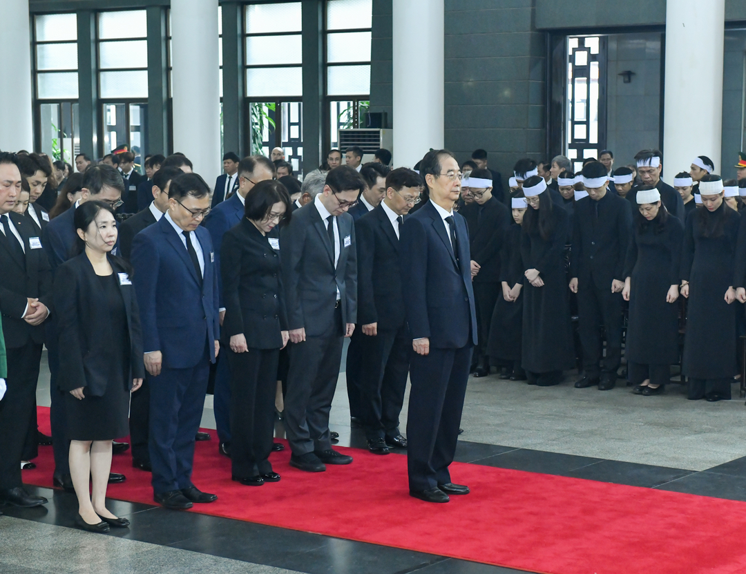 international-delegations-pay-tribute-to-general-secretary-nguyen-phu-trong-100642_828.jpeg