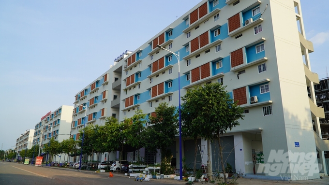 sh-6-143953_988-143953.jpg Bình Dương phấn đấu đến năm 2030 xây dựng ít nhất 160.000 căn nhà ở xã hội, gấp đôi chỉ tiêu Chính phủ giao (Trong ảnh: Dự án nhà ở xã hội Định Hòa ở TP.Thủ Dầu Một). Ảnh: Trần Phi.
