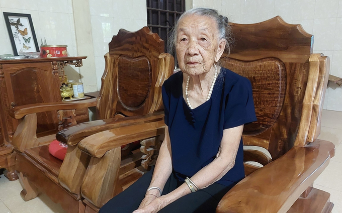 z5671249803789_5165df34f442ce605450c37ef50f0e6b-090840_166.jpg Cụ bà Lương Thị Thuyết bồi hồi nhớ về người chồng quá cố. Ảnh: Ngọc Linh.
