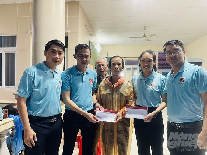 agribank-phu-quoc-thap-nen-tri-an-ky-niem-ngay-thuong-binh-liet-si-153612_553-153612.jpg Agribank Phú Quốc tặng quà cho các gia đình Thương binh, Liệt sĩ, có công với cách mạng. Ảnh: Thanh Nguyệt.