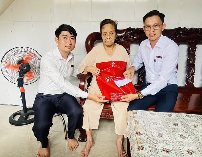 agribank-phu-quoc-thap-nen-tri-an-ky-niem-ngay-thuong-binh-liet-si-153846_624-153846.jpg Agribank Phú Quốc tặng quà cho các gia đình Thương binh, Liệt sĩ, có công với cách mạng. Ảnh: Thanh Nguyệt.