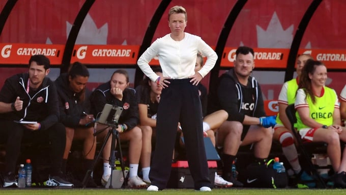 canada-1-100811_746.jpg HLV trưởng Bev Priestman đã bị FIFA thông báo cấm hoạt động 1 năm.