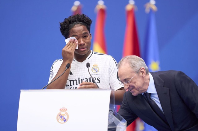 qq-102620_202.jpg Endrick khóc nức nở khi trình làng trước các cổ động viên Real Madrid.