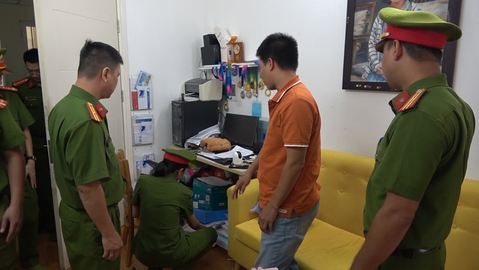 z5672394990137_b7e73d3e13261441630c3ef4630cb943-112921_796.jpg Công an khám xét nơi ở của ông Phạm Hoàng Liên. Ảnh: Công an cung cấp.