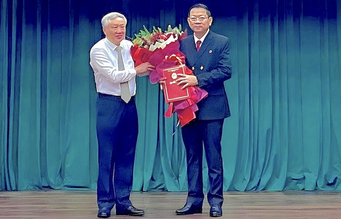 Chánh án TAND Tối cao Nguyễn Hòa Bình (bìa trái) trao quyết định cho ông Trần Thanh Hoàng. Ảnh: HT.