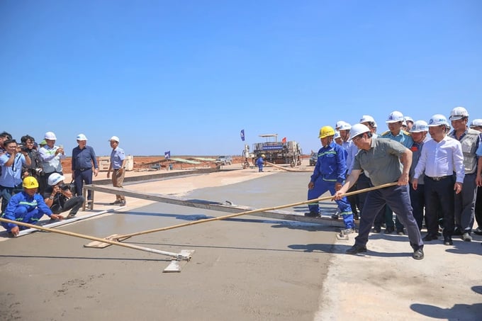 The Prime Minister encourages workers at the construction site of Long Thanh International Airport. Photo: VGP/Nhat Bac.