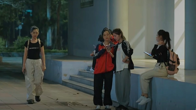 truc-tiep-nhung-neo-duong-gan-xa-tap-44-tren-vtv1-hom-nay-24-7-150202_588.jpg Mọi người bàn tán về Đông. Ảnh CMH