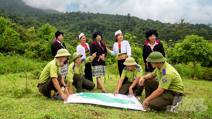 b3_anh-kiem-tra-rung-ok-215403_626-215403.jpg Bà con các dân tộc tại huyện Tân Sơn tích cực tham gia công tác bảo vệ và phát triển rừng. Ảnh: Quang Dũng.