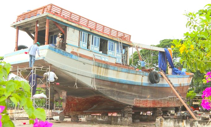cai-hoan-tau-ca-dung-quy-dinh-giu-an-toan-cho-ngu-dan-tren-bien-170520_936.jpeg Thực hiện đúng các quy định về cải hoán tàu cá là điều kiện cần thiết bảo vệ an toàn cho ngư dân và phương tiện khi hoạt động trên biển. Ảnh: Văn Vũ.