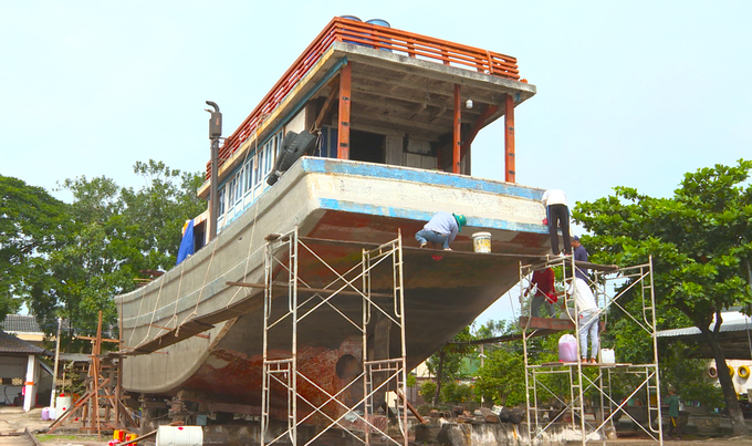 cai-hoan-tau-ca-dung-quy-dinh-giu-an-toan-cho-ngu-dan-tren-bien-170627_797.jpeg Hiện nay, đã có nhiều Nghị định, Thông tư, hướng dẫn giúp ngư dân thực hiện việc cải hoán, đóng mới tàu cá một cách an toàn, chất lượng. Ảnh: Văn Vũ.