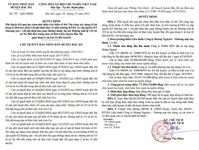 ông Hoàng Văn Khoa, Phó Chủ tịch UBND huyện Bắc Hà ký Quyết định phê duyệt cho nhà thầu duy nhất tham gia là Liên danh Công ty Hoàng Nguyên (thành viên đứng đầu liên danh) – Công ty Cổ phần Thương mại xây dựng Lào Cai trúng thầu.