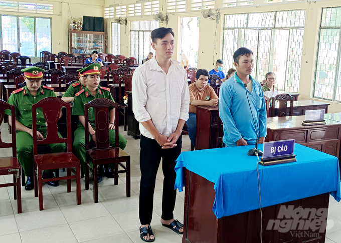 Bị cáo Trần Công Chất và Lê Nhựt Vinh tại tòa. Ảnh: Thanh Nghĩa.