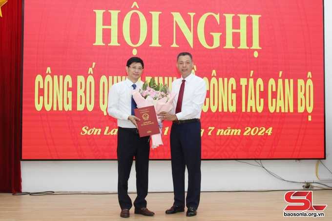 Phó Chủ tịch UBND tỉnh Nguyễn Thành Công (phải) trao Quyết định cho ông Vũ Tiến Đĩnh. Ảnh: Báo Sơn La.