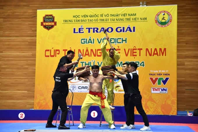 anh-2-225243_282.jpg Biểu diễn khí công. Ảnh: Dương Đình Tường.