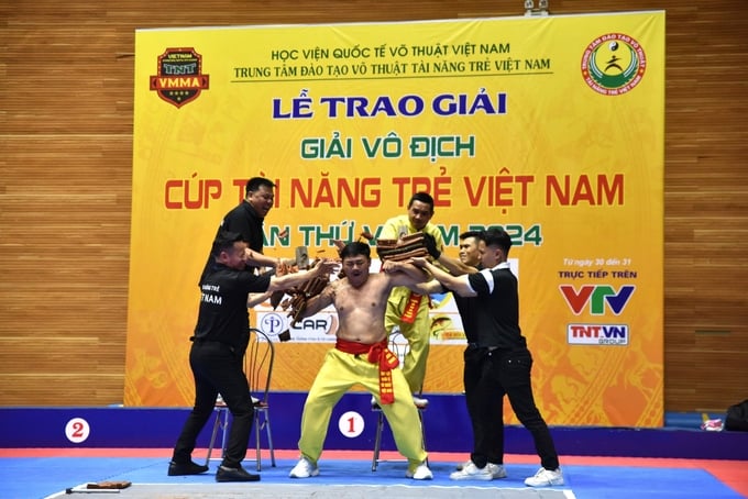 anh-3-225241_447.jpg Biểu diễn khí công. Ảnh: Dương Đình Tường.