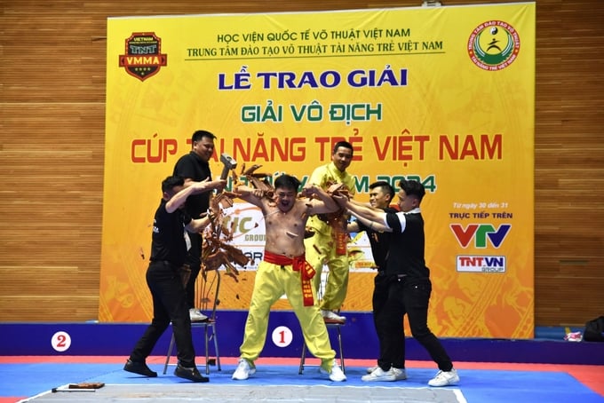 anh-4-225246_202.jpg Biểu diễn khí công. Ảnh: Dương Đình Tường.