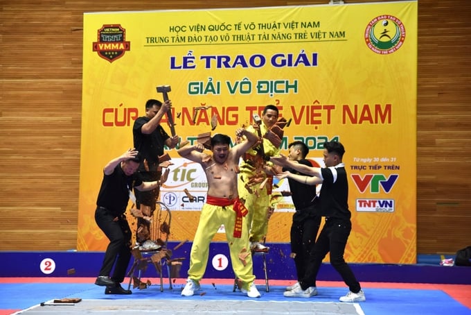 anh-5-225248_426.jpg Biểu diễn khí công. Ảnh: Dương Đình Tường.
