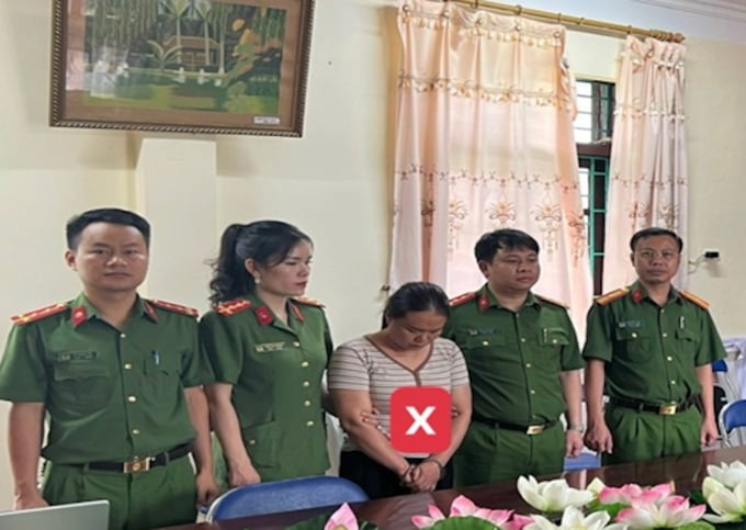 image-20240731105100-1-113252_907.jpg Công an tỉnh Lai Châu thực hiện lệnh bắt tạm giam bị can Nguyễn Thị Hồng Tươi. Ảnh: D.D.