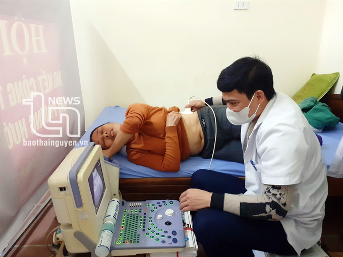 vn_20240724141808-160858_152.jpg Bác sĩ Trung tâm Y tế huyện Võ Nhai siêu âm cho người bệnh. Ảnh: Báo Thái Nguyên.