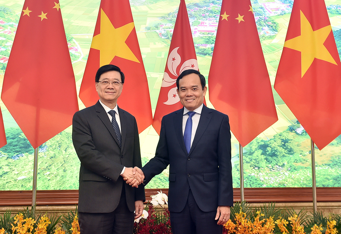 viet-nam-va-hong-kong-trung-quoc-co-nhieu-tiem-nang-hop-tac-161346_137.jpg Phó Thủ tướng Trần Lưu Quang (phải) và Trưởng Khu hành chính đặc biệt Hồng Kông (Trung Quốc) Lý Gia Siêu. Ảnh: VGP.