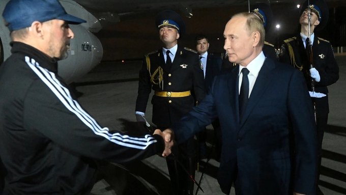 66ac01153c753217542239-082850_70.jpg Tổng thống Nga Vladimir Putin chào đón Vadim Krasikov khi các tù nhân Nga được phương Tây trả tự do về đến sân bay Vnukovo-2 ở ngoại ô Moscow, Nga, hôm 1/8. Ảnh: Sputnik.