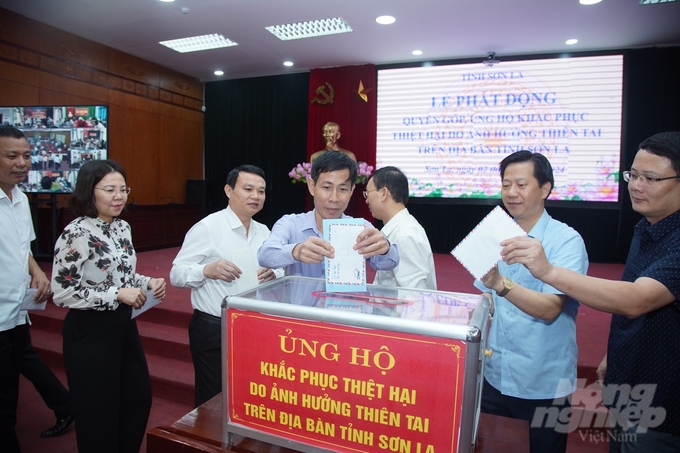 long-vov-1-124635_44-124636.jpg Các đại biểu dự lễ phát động đã quyên góp, ủng hộ trực tiếp và đăng ký ủng hộ đồng bào bị thiệt hại do thiên tai với tổng số tiền gần 8,1 tỷ đồng. Ảnh: Trấn Long.