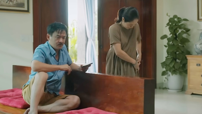 truc-tiep-nhung-neo-duong-gan-xa-tap-48-tren-vtv1-hom-nay-2-8-142514_947.jpg Ông Báu lo sợ bị Ngọc lừa tiền. Ảnh CMH