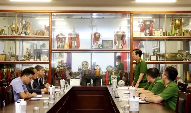 vff22-144702_93.jpg Liên đoàn bóng đá Việt Nam và Viện Khoa học Hình sự (Bộ Công an) làm việc trước mùa giải mới. Ảnh: VFF