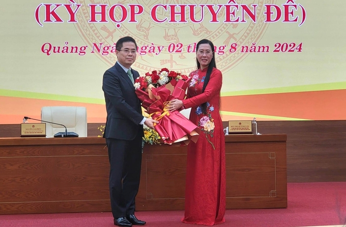 z5690984477299_07934820981cecfb832042e5fa543165-090420_838.jpg Tân Chủ tịnh UBND tỉnh Quảng Ngãi Nguyễn Hoàng Giang (bên phải). Ảnh: L.D.