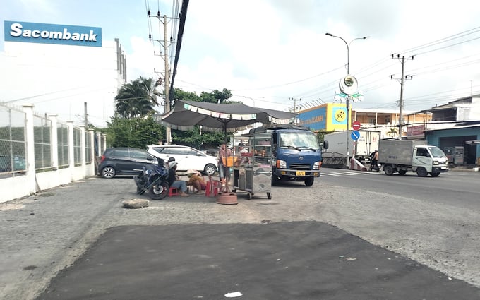 5bd97c974203e75dbe12-122325_762.jpg Tài xế mặc nhiên đậu xe bốc dỡ hàng hóa bên ngoài nhưng không vào bến xe, gây nguy cơ mất an toàn giao thông. Ảnh: Minh Đảm.
