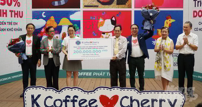 dsc07232-105748_842-105750.jpg 200 triệu đồng được K Coffee trao tặng cho Bệnh viện Nhi Đồng 2 để đồng hành cùng bệnh nhi nghèo. Ảnh: Lê Bình.