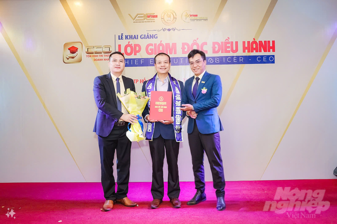 z5694693009101_2fd77dee291d92ab1bfbe6bc86d5e88d-105437_62-105438.jpg Ban tổ chức ra mắt giảng viên của chương trình. Ảnh: Minh Sáng.