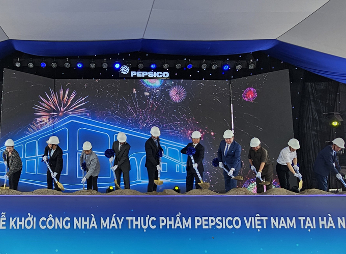z5695856880227_a2ed96ce02b0acf4f448973d0dd32962-180430_521.jpg Các đại biểu thực hiện nghi thức khởi công xây dựng nhà máy sản xuất thực phẩm PepsiCo Foods Việt Nam tại Khu công nghiệp Đồng Văn I mở rộng (Hà Nam). Ảnh: Nam Khánh.
