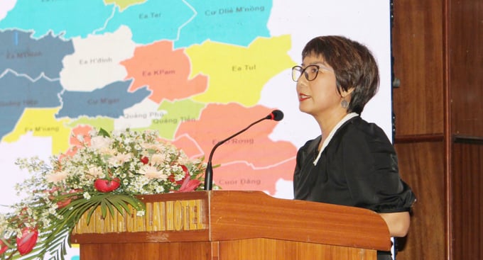 z5695541655532_136681342922aff3c42352d02ca73200-161838_394.jpg Bà Mạc Tuyết Nga, Quản lý cấp cao chương trình cảnh quan và cà phê Tổ chức IDH, phát biểu tại hội nghị. Ảnh: IDH.