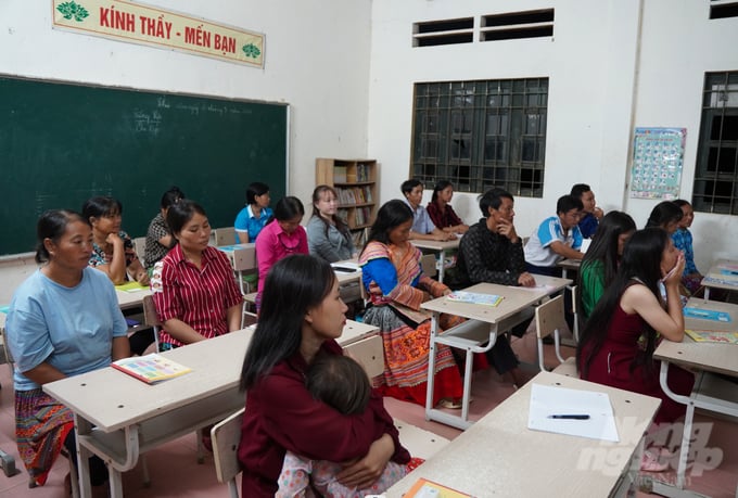 10-171417_961-171417.jpeg Lớp học là con em đồng bào dân tộc Mông, chủ yếu thuộc diện mù chữ, tái mù chữ. Ảnh: Quốc Toản.