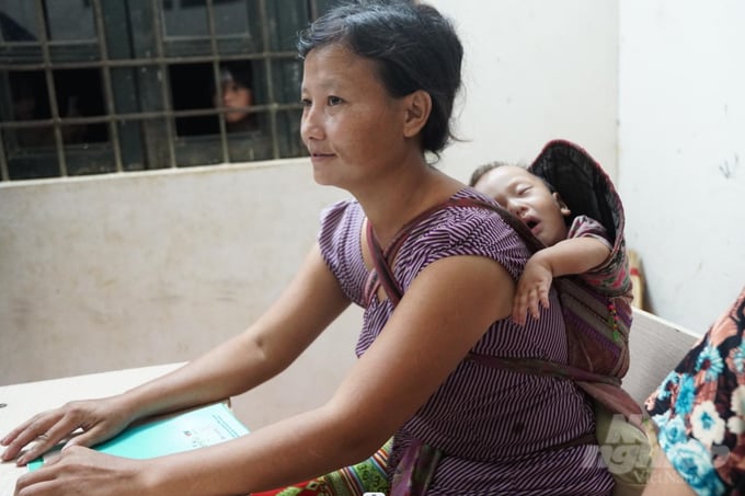 6-171415_872-171415.jpeg Học sinh Thao Thị Mo đưa con đến lớp học xóa mù chữ để tiện chăm sóc. Ảnh: Quốc Toản.
