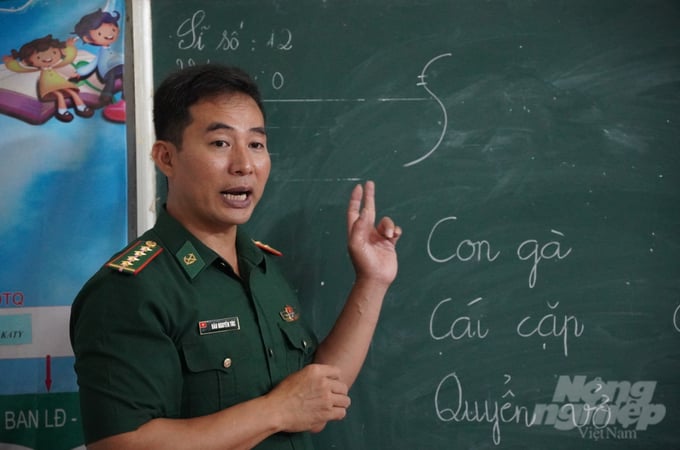 8-171416_663-171416.jpeg Giáo viên đảm nhiệm giảng dạy lớp học là thầy Đào Nguyên Túc, cán bộ Đồn biên phòng Tam Chung. Ảnh: Quốc Toản.