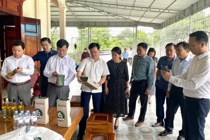 can-bo-so-khoa-hoc-va-cong-nghe-nghe-an-tham-mo-hinh-che-bien-tinh-dau-so-o-xa-nghia-loc-anh-minh-thai-155655_30.jpg Cán bộ Sở Khoa học và Công nghệ Nghệ An thăm mô hình chế biến tinh dầu sở ở xã Nghĩa Lộc, huyện Nghĩa Đàn. Ảnh: Minh Thái.