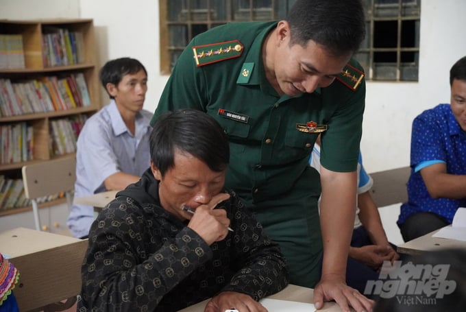 dan-ban-duu-con-tren-lung-di-hoc-lop-xoa-mu-chu-173137_803-173137.jpeg Các học sinh tham gia lớp học được thầy giáo Đào Nguyên Túc chỉ bảo tận tình từ cách phát âm đến viết chữ. Ảnh: Quốc Toản.