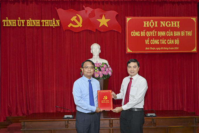 ong-dang-hong-sy-184547_51.jpg Ông Nguyễn Hoài Anh (áo trắng), Bí thư Tỉnh ủy Bình Thuận trao quyết định chuẩn y cho tân Phó Bí thư Tỉnh ủy Đặng Hồng Sỹ. Ảnh: ĐS.