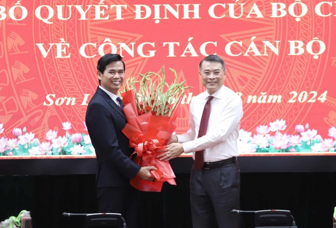 ong-hoang-quoc-khanh-lam-bi-thu-tinh-uy-son-la-151759_289.jpg Ông Lê Minh Hưng, Trưởng Ban Tổ chức Trung ương đã trao quyết định của Bộ Chính trị và tặng hoa chúc mừng ông Hoàng Quốc Khánh (bên trái). Ảnh: VN.