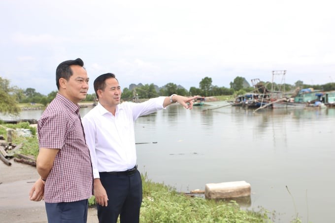 The leader of the Quang Ninh Department of Agriculture and Rural Development inspected the work of fishing vessel management in Quang Yen town. Photo: Thanh Phuong.
