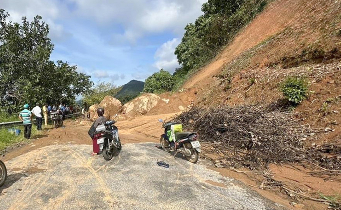 Trước đó, đèo Tà Pứa qua xã Mê Pu bị đất đá lớn tràn xuống đường gây ách tắc giao thông. Ảnh: NDCC.