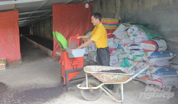 Mr. Hau has applied mechanization to effectively convert cashew husks and cow manure for earthworm farming. Photo: Tran Trung.