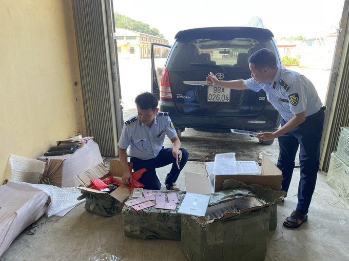 Lực lượng chức năng kiểm tra, phát hiện và thu giữ 147 chiếc máy tính bảng, điện thoại di động nhập. Ảnh: Cục QLTT Lạng Sơn.
